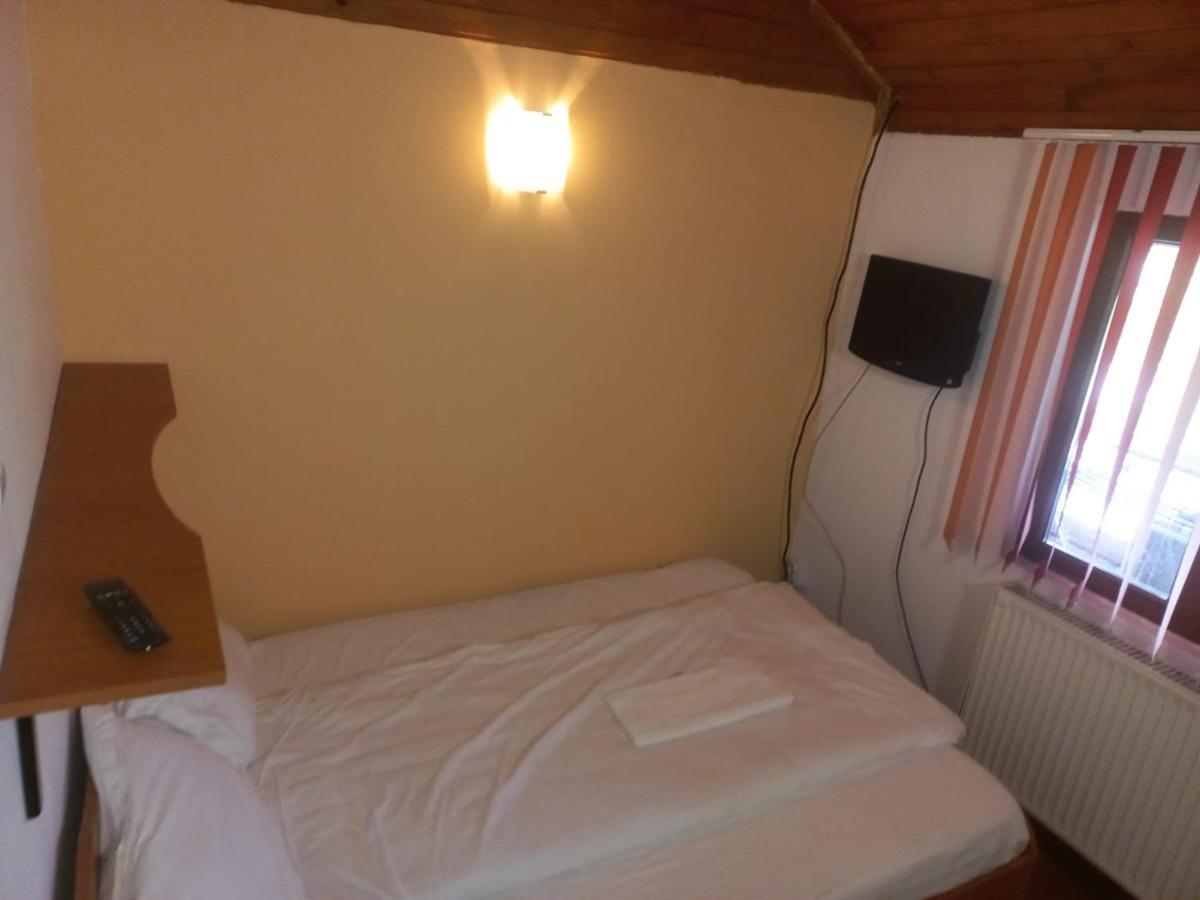 Double Room With Private Bathroom By Osteria Constantino Тырговиште Экстерьер фото