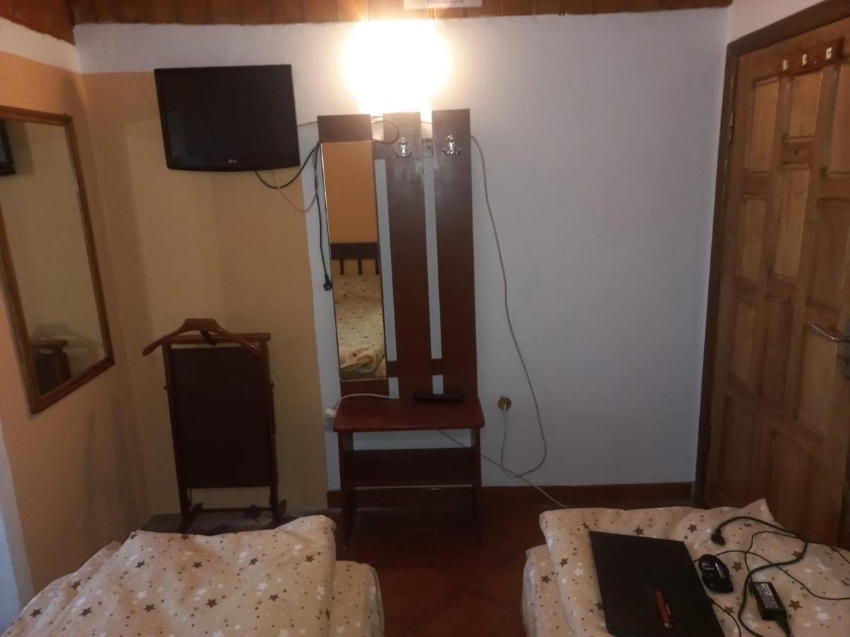 Double Room With Private Bathroom By Osteria Constantino Тырговиште Экстерьер фото
